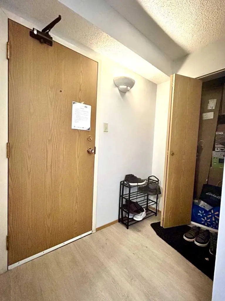5204 Dalton Drive NW Calgary AB T3A 3H1