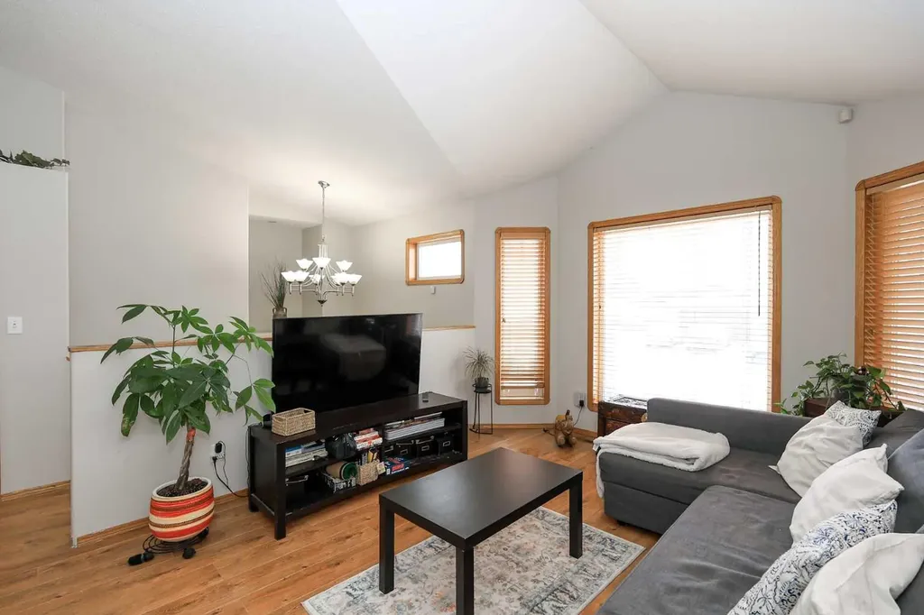 77 Duval Crescent Red Deer AB T4R 2Y7