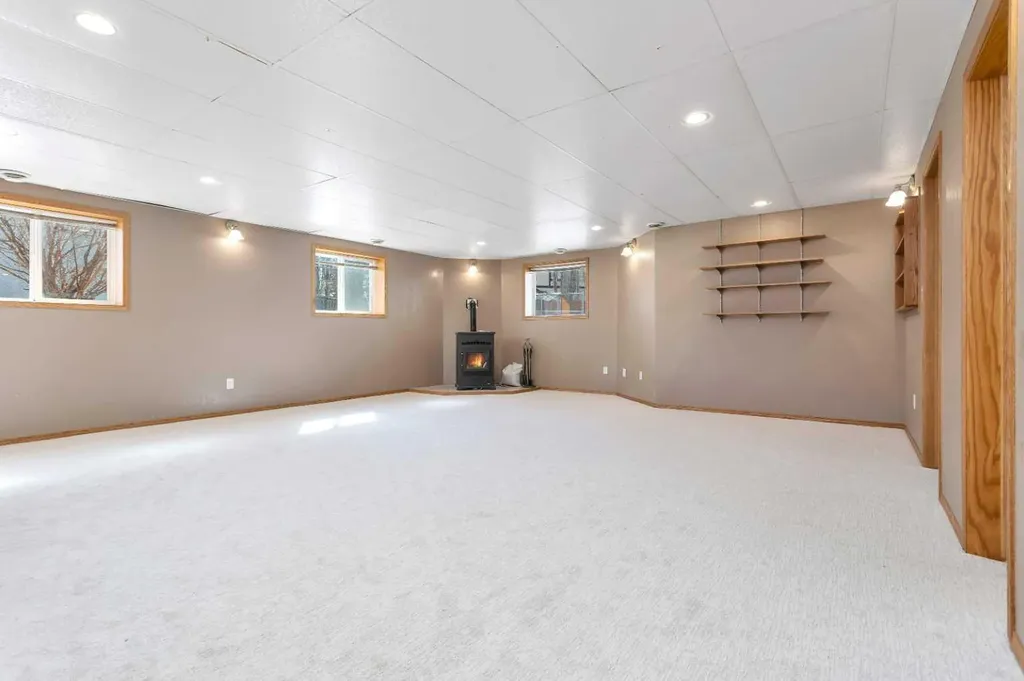 5823 60 Avenue Rocky Mountain House AB T4T 1K2