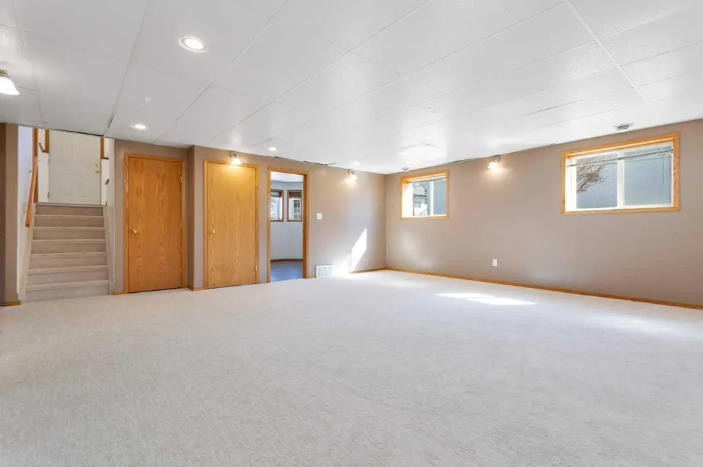 5823 60 Avenue Rocky Mountain House AB T4T 1K2