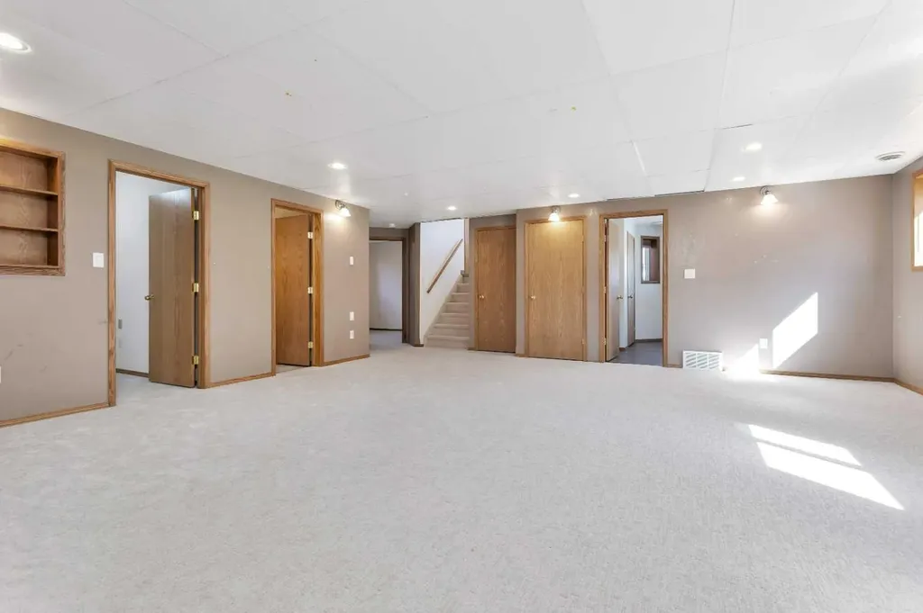 5823 60 Avenue Rocky Mountain House AB T4T 1K2