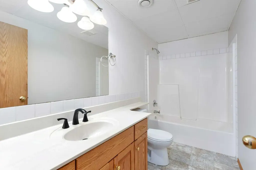 5823 60 Avenue Rocky Mountain House AB T4T 1K2