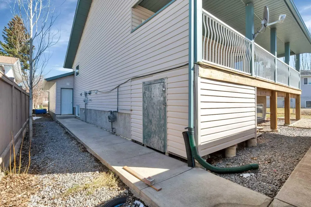 5823 60 Avenue Rocky Mountain House AB T4T 1K2
