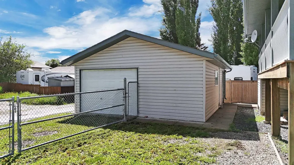 5823 60 Avenue Rocky Mountain House AB T4T 1K2