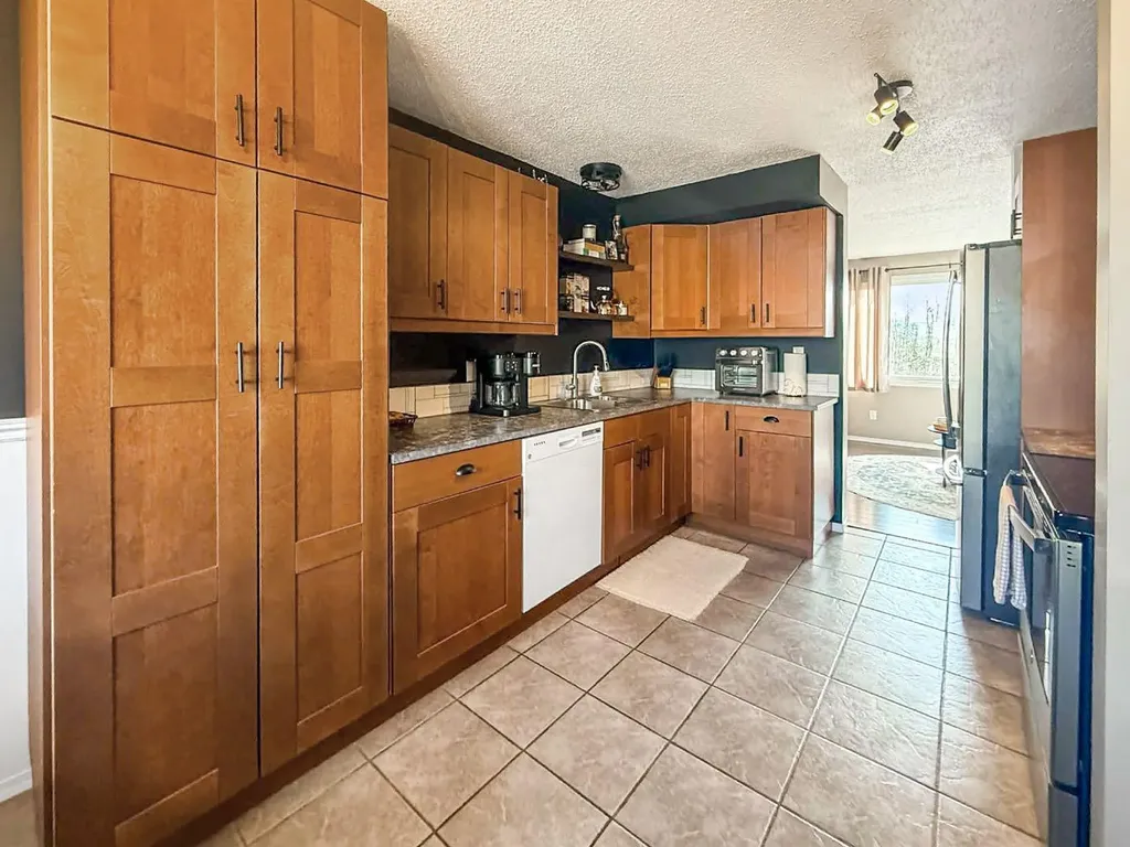 49 97th Avenue Grande Cache AB T0E0Y0