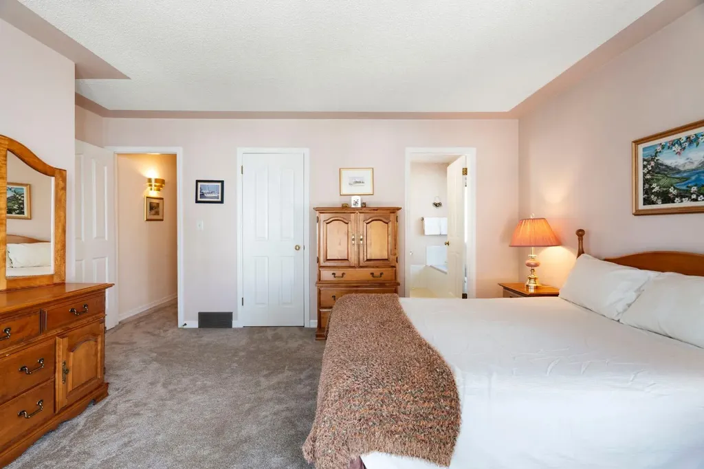 118 Shawnee Place SW Calgary AB T2Y1X1
