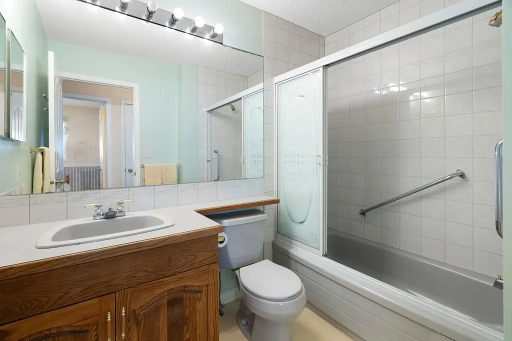 118 Shawnee Place SW Calgary AB T2Y1X1