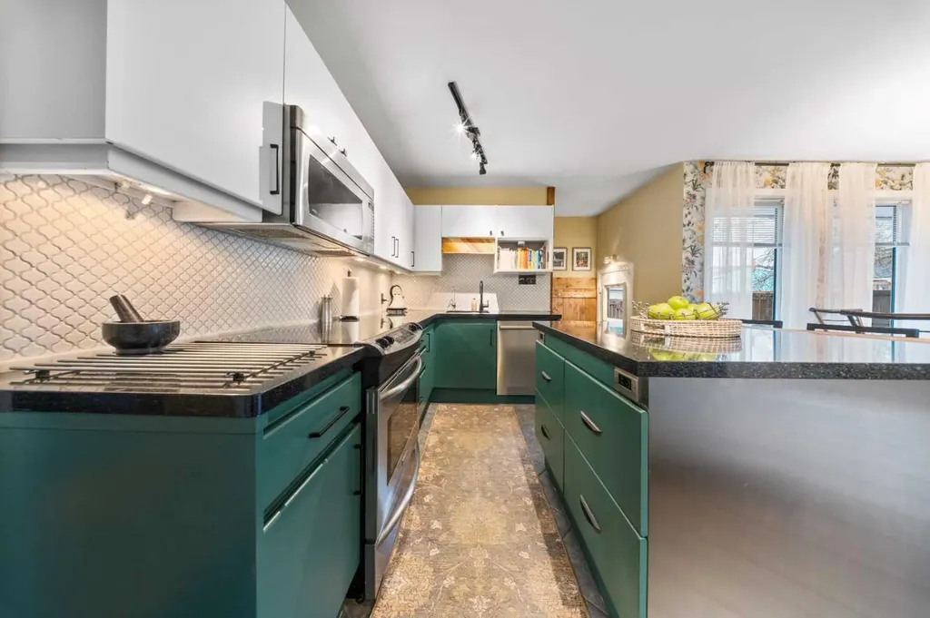 223 45 Street SW Calgary AB T3C 2B4