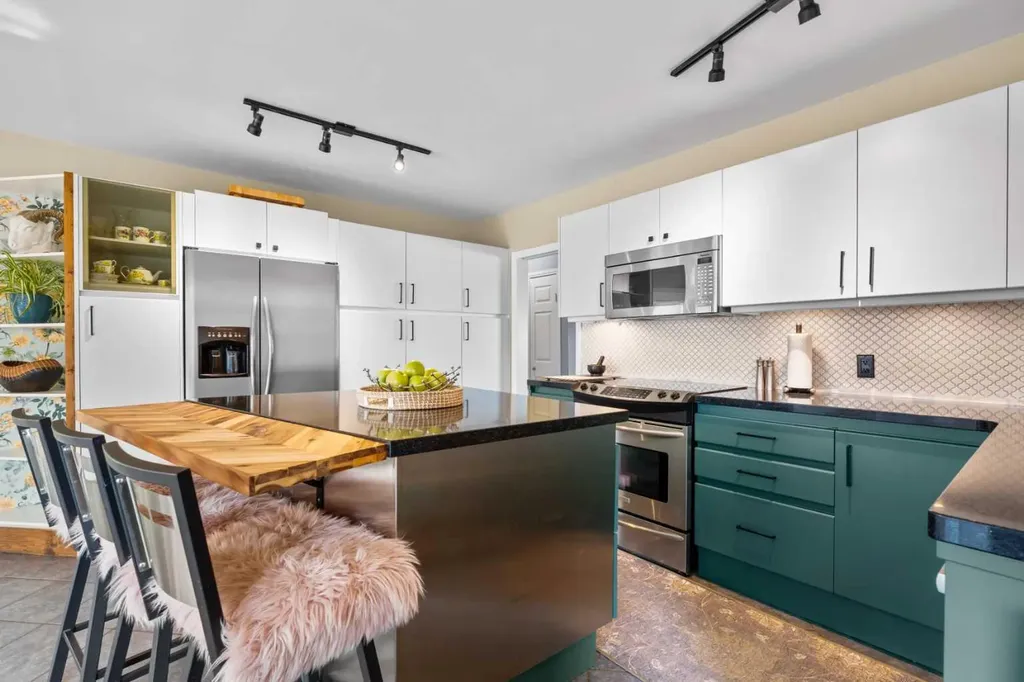 223 45 Street SW Calgary AB T3C 2B4