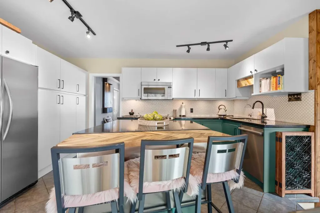 223 45 Street SW Calgary AB T3C 2B4