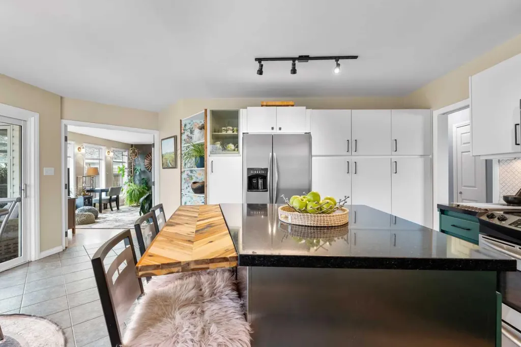 223 45 Street SW Calgary AB T3C 2B4