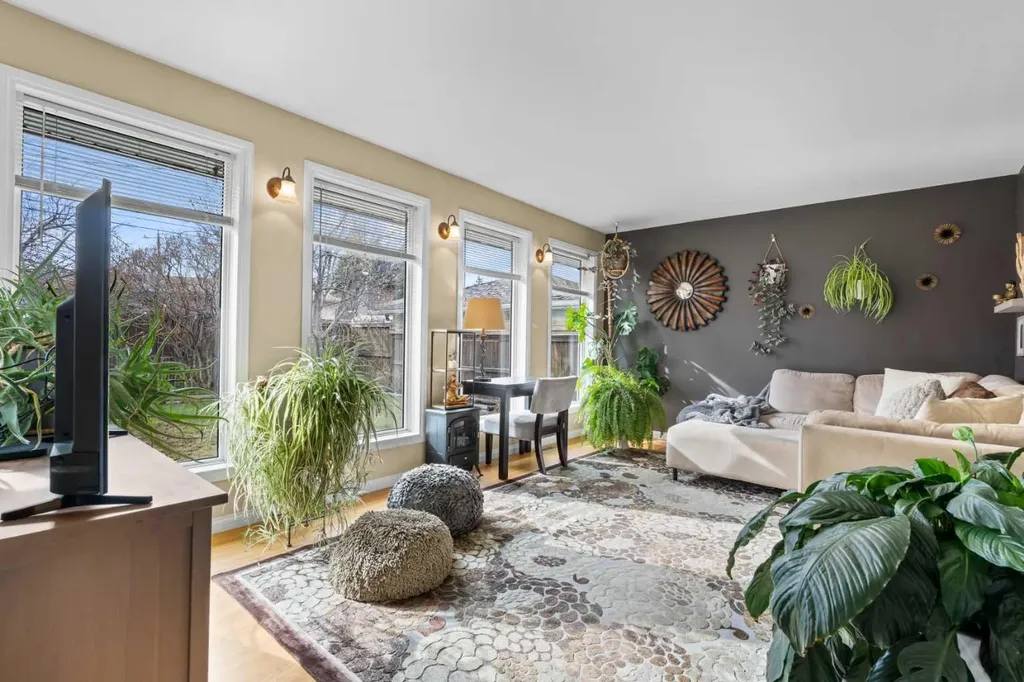 223 45 Street SW Calgary AB T3C 2B4