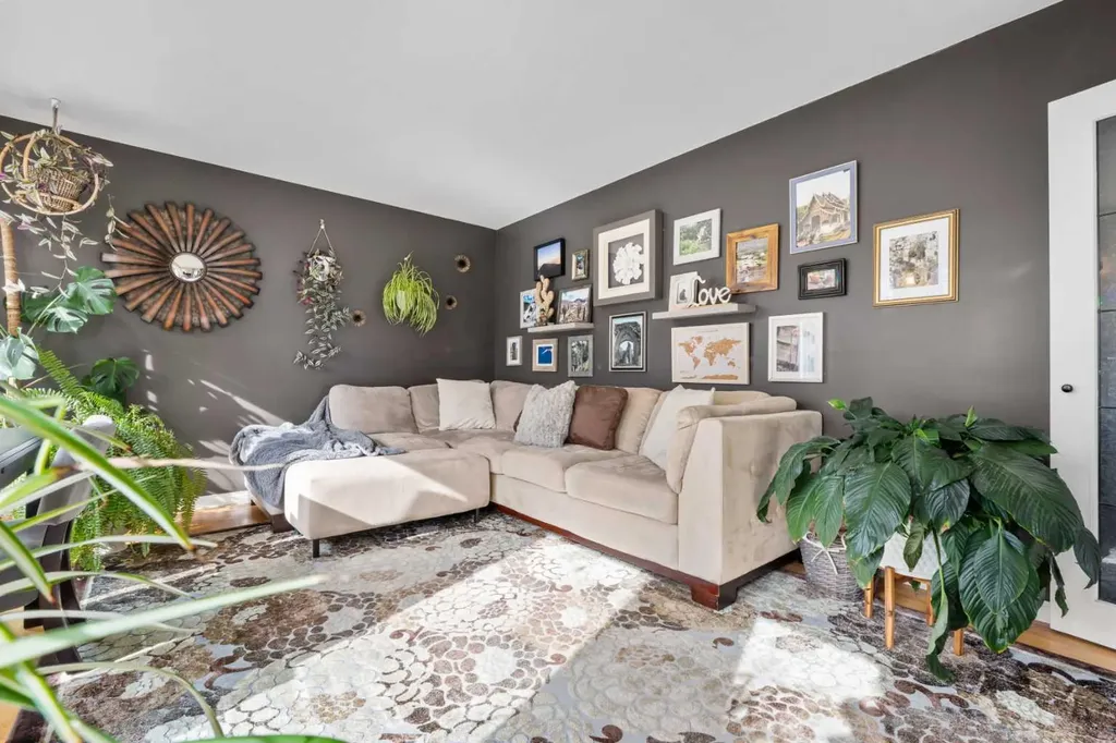 223 45 Street SW Calgary AB T3C 2B4
