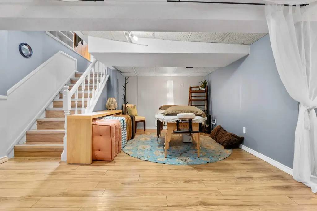 223 45 Street SW Calgary AB T3C 2B4