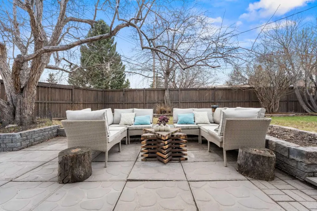 223 45 Street SW Calgary AB T3C 2B4