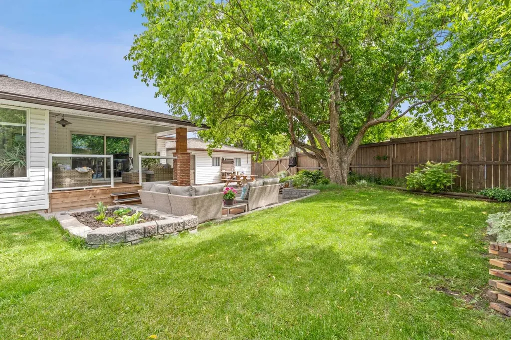 223 45 Street SW Calgary AB T3C 2B4