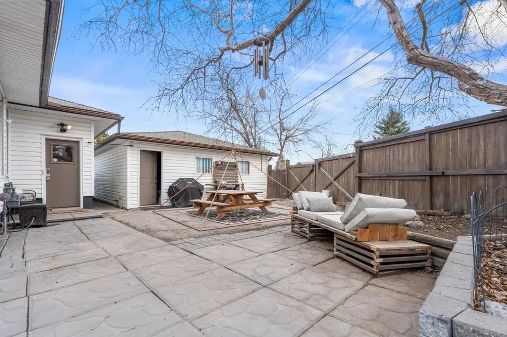 223 45 Street SW Calgary AB T3C 2B4