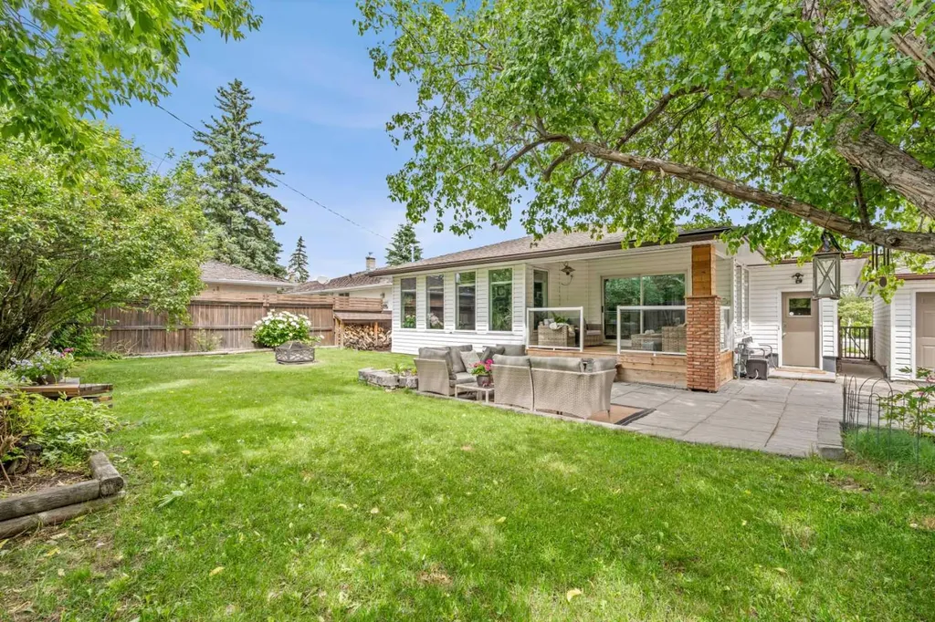 223 45 Street SW Calgary AB T3C 2B4