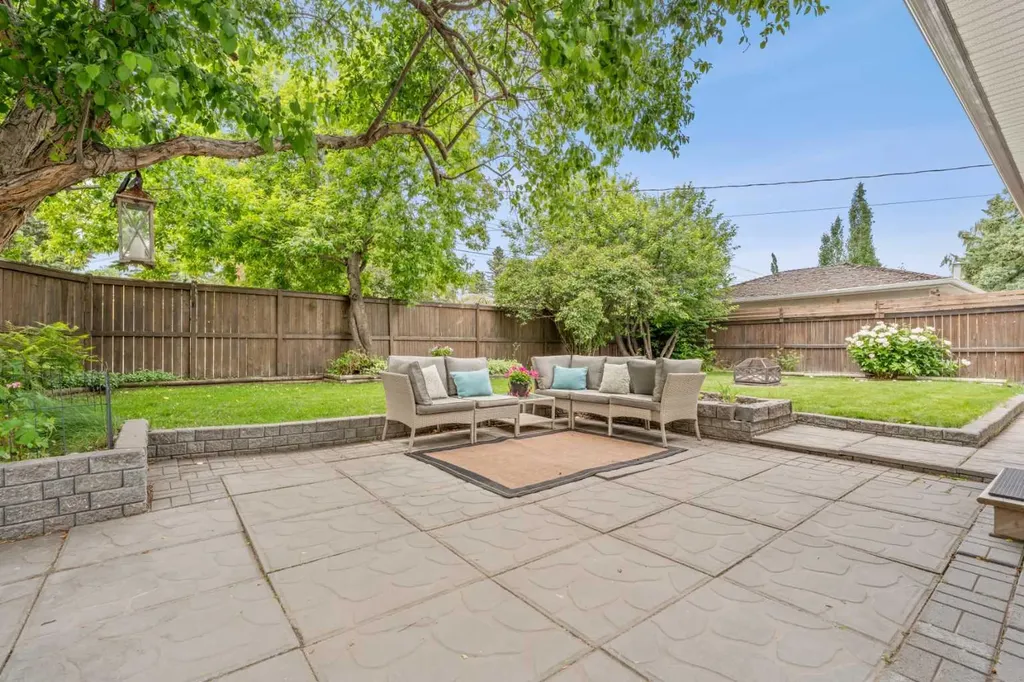 223 45 Street SW Calgary AB T3C 2B4