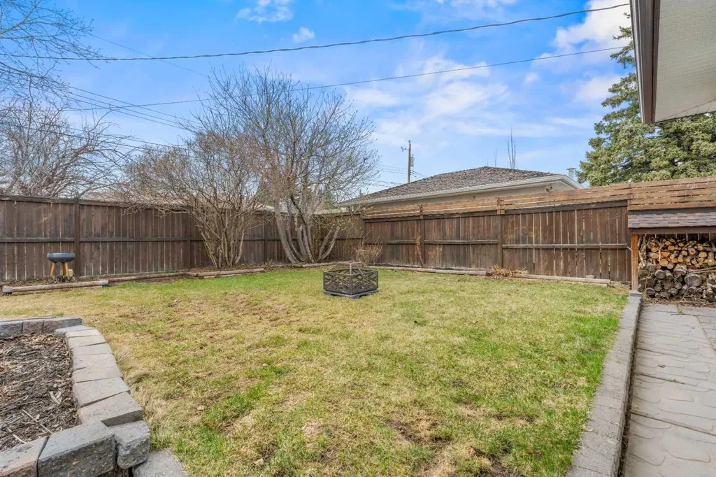 223 45 Street SW Calgary AB T3C 2B4