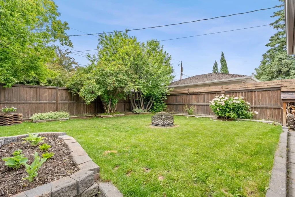 223 45 Street SW Calgary AB T3C 2B4