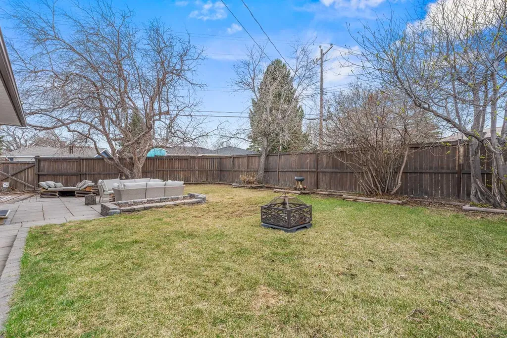 223 45 Street SW Calgary AB T3C 2B4