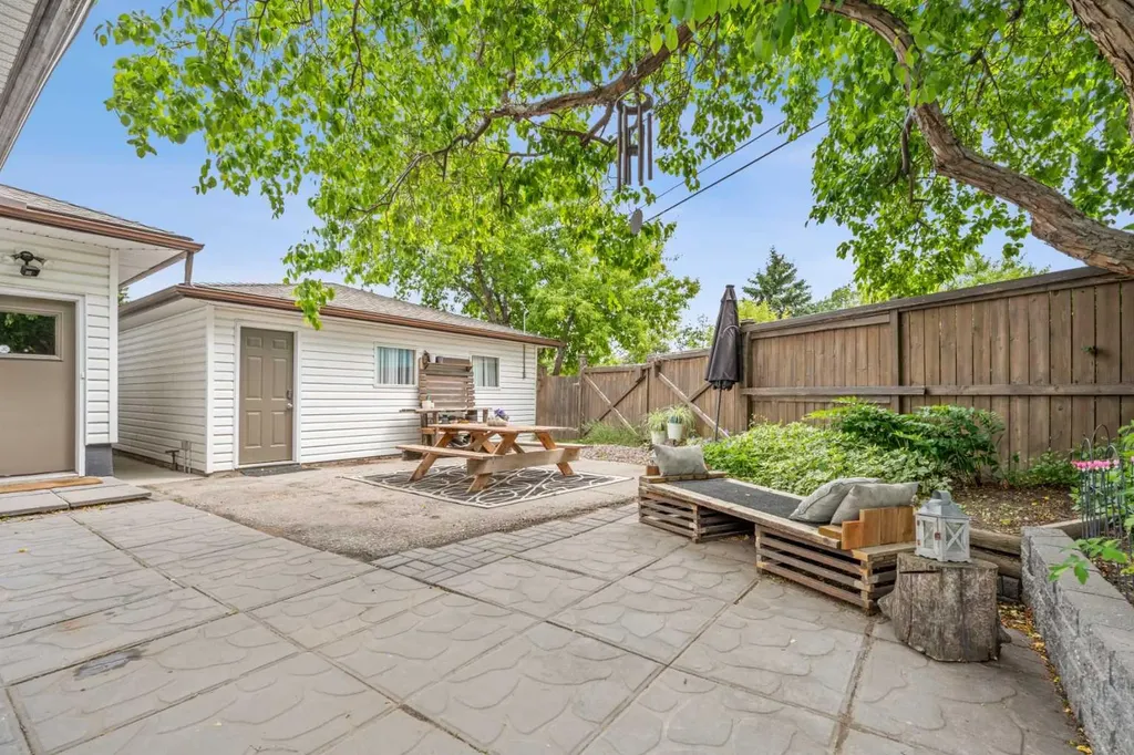 223 45 Street SW Calgary AB T3C 2B4