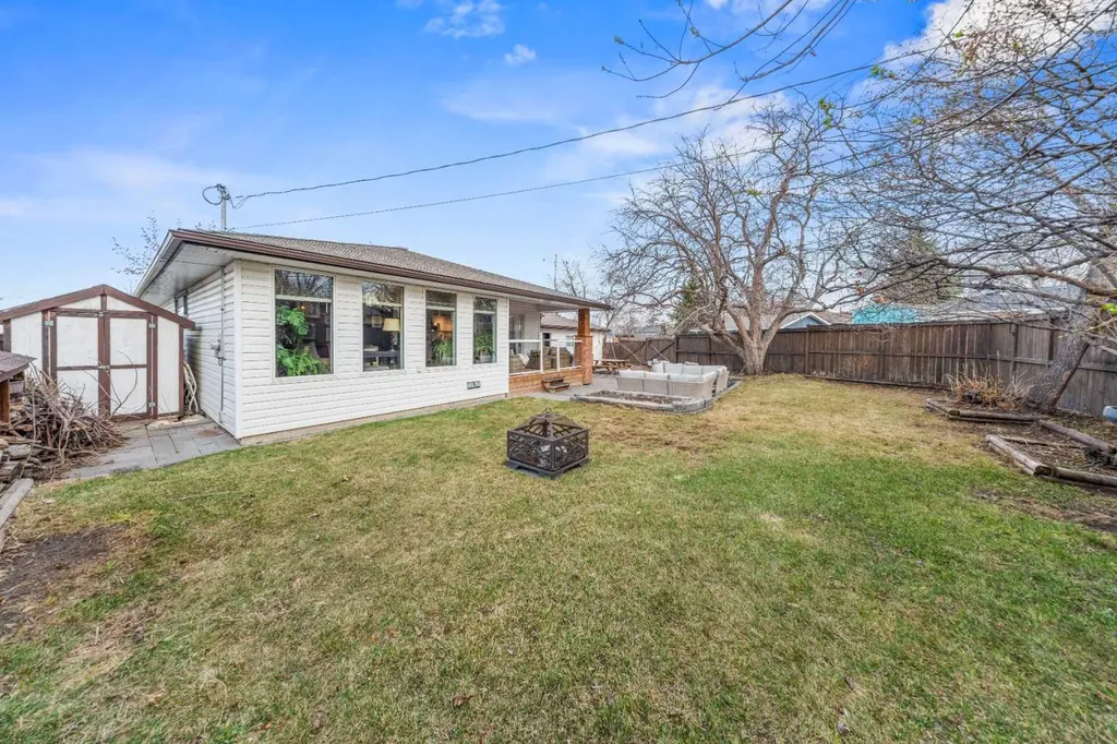 223 45 Street SW Calgary AB T3C 2B4