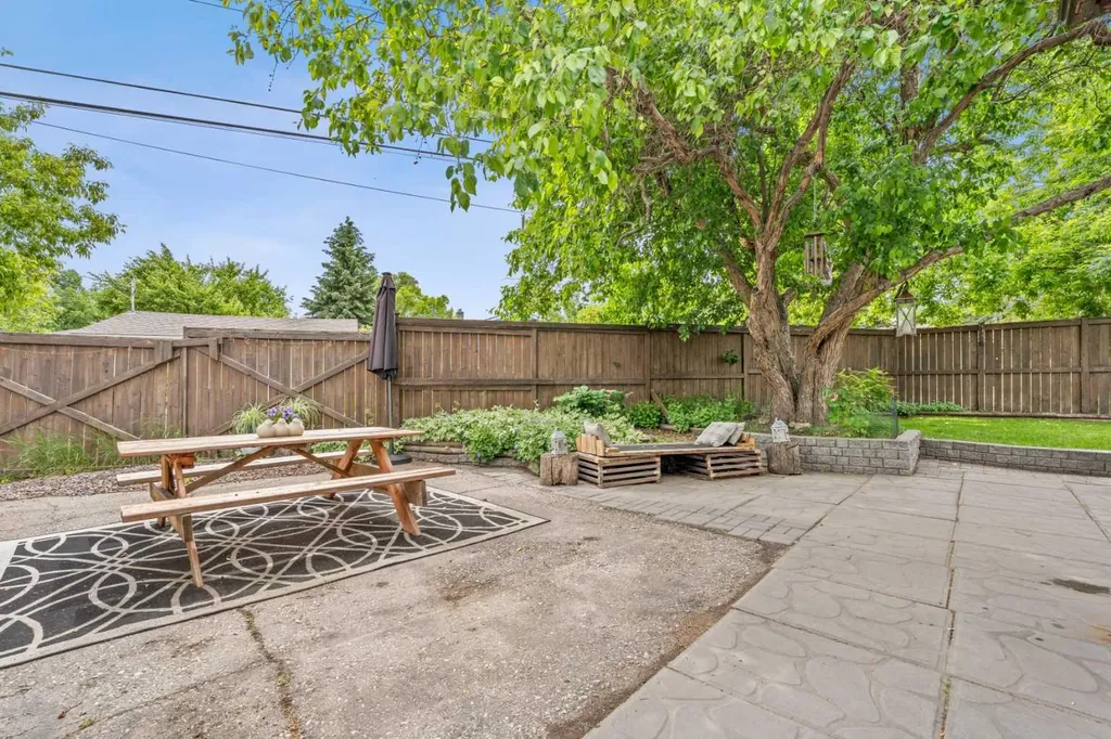 223 45 Street SW Calgary AB T3C 2B4