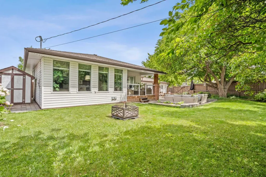 223 45 Street SW Calgary AB T3C 2B4