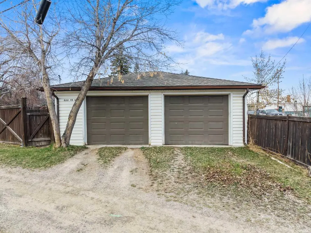 223 45 Street SW Calgary AB T3C 2B4