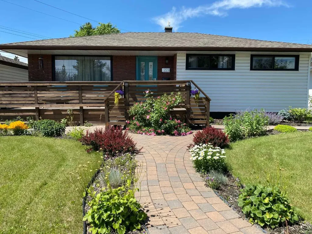 223 45 Street SW Calgary AB T3C 2B4