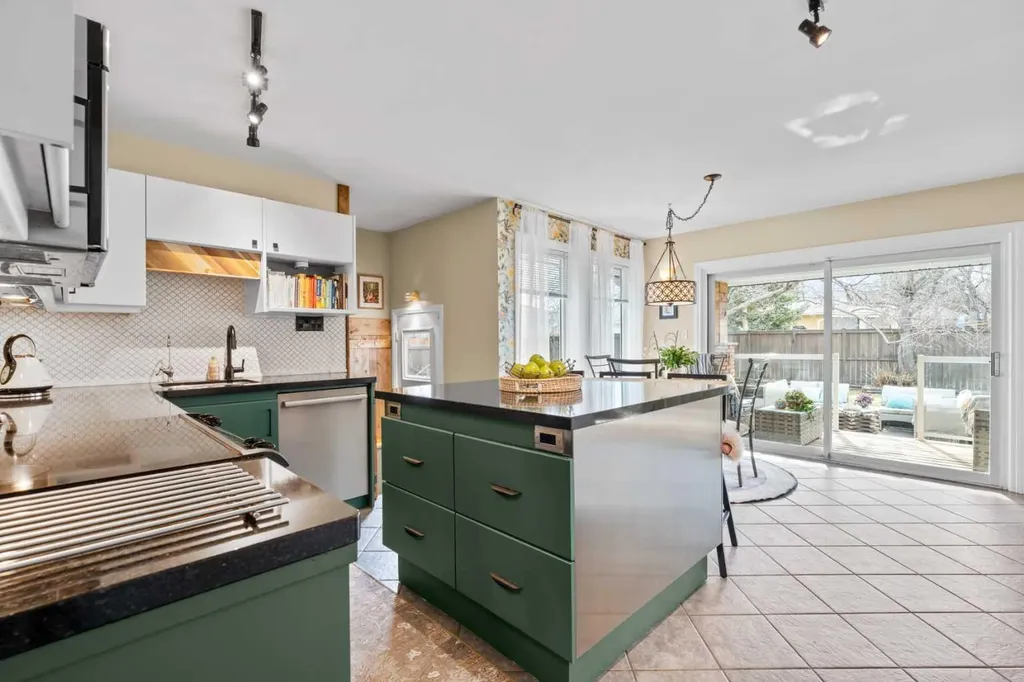 223 45 Street SW Calgary AB T3C 2B4