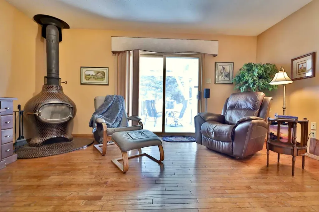5215 67 Street Ponoka AB T4J 1K3