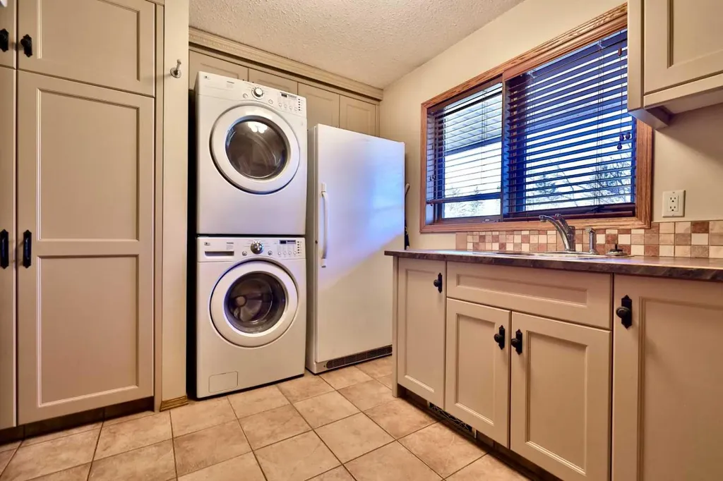 5215 67 Street Ponoka AB T4J 1K3
