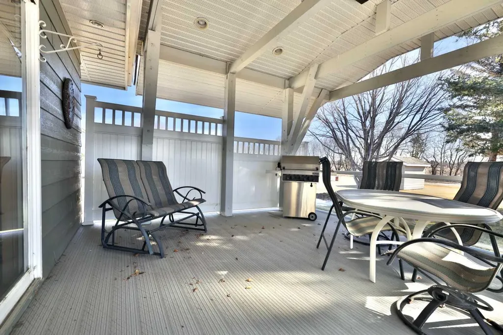 5215 67 Street Ponoka AB T4J 1K3