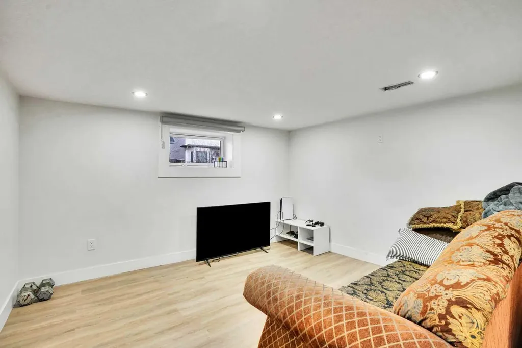 51 Taraglen Road NE Calgary AB t3j 2n8