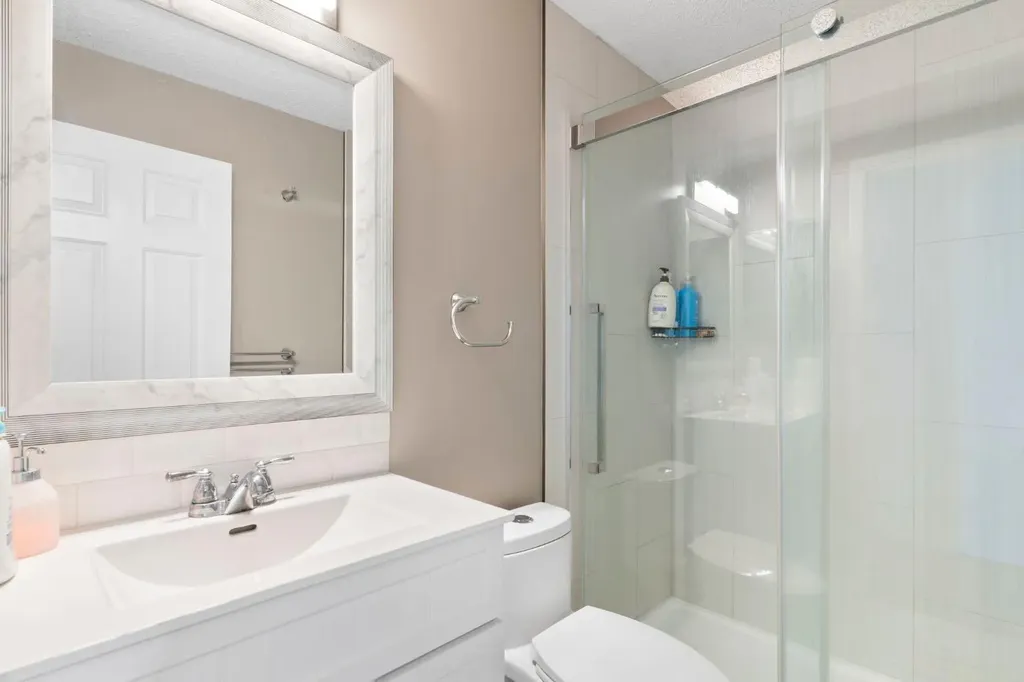 8 Hawkfield Crescent NW Calgary AB T3G 1Z5