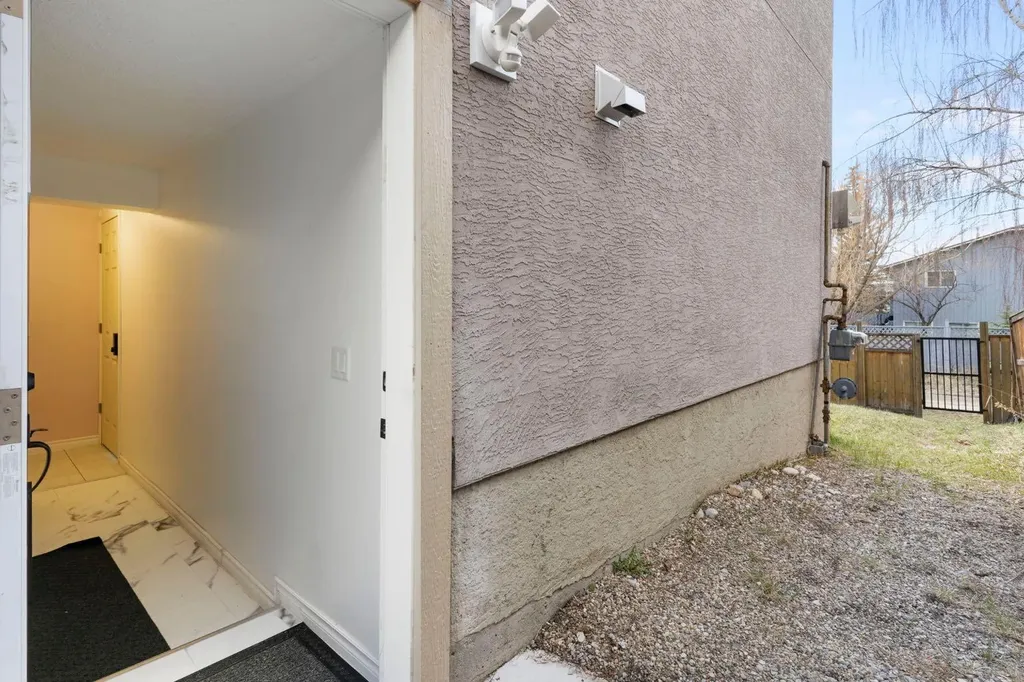 8 Hawkfield Crescent NW Calgary AB T3G 1Z5