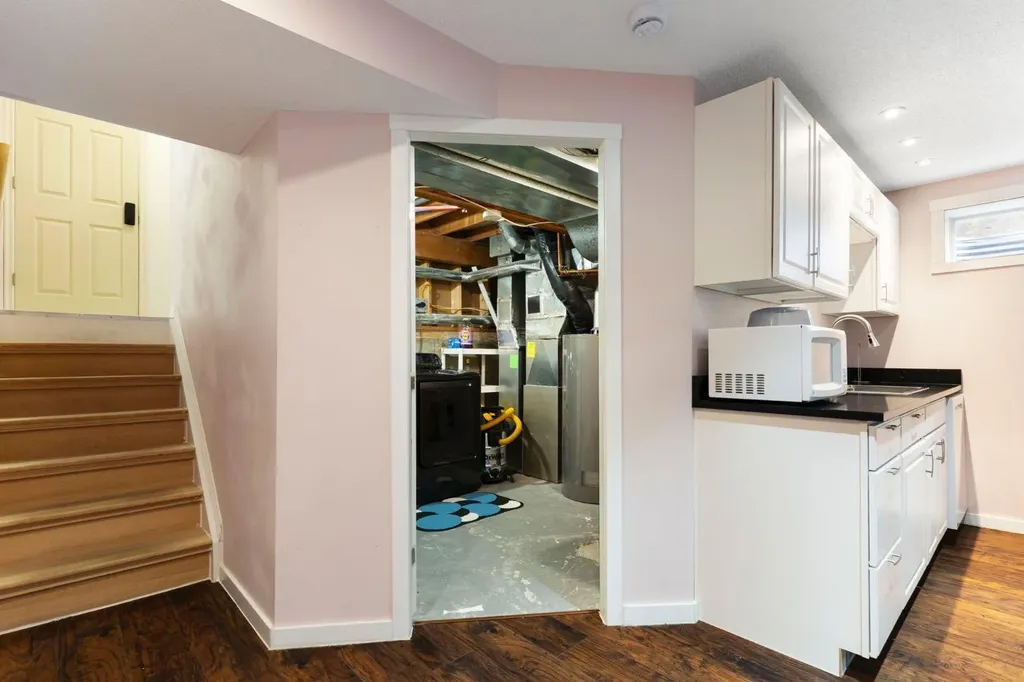 8 Hawkfield Crescent NW Calgary AB T3G 1Z5