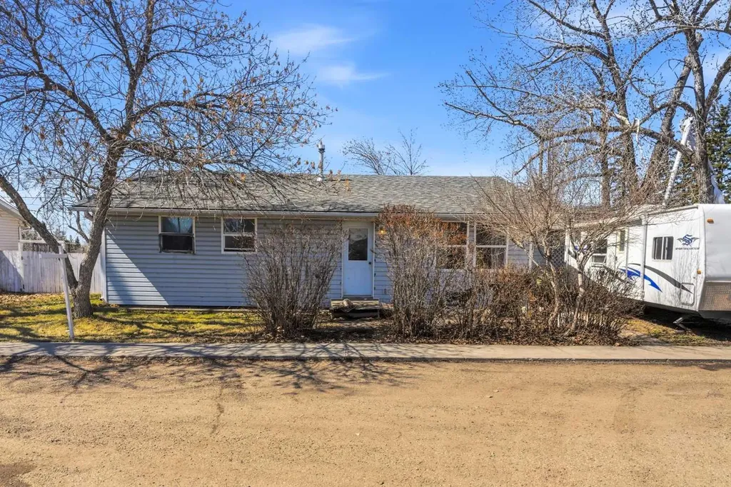 320 7 Avenue NE Three Hills AB T0M 2N0