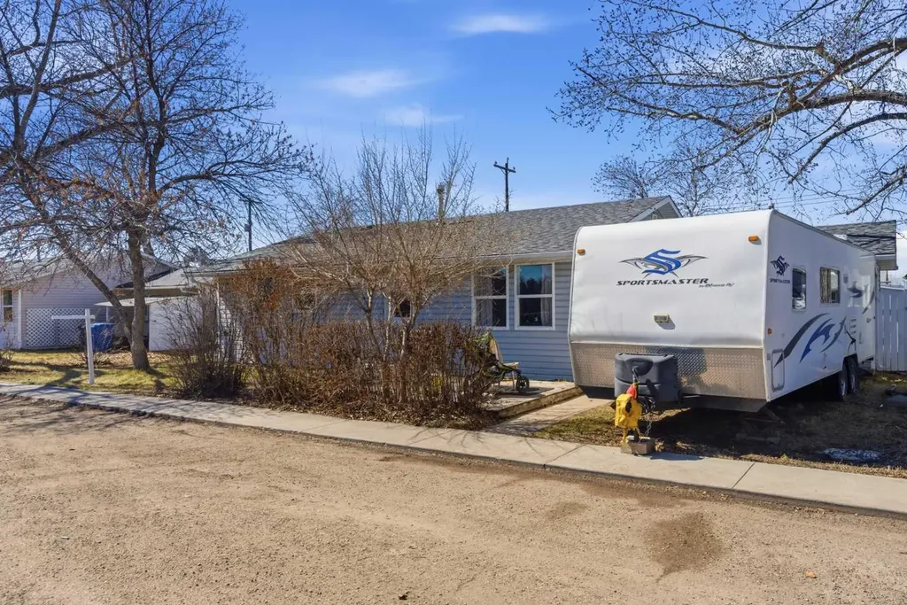 320 7 Avenue NE Three Hills AB T0M 2N0