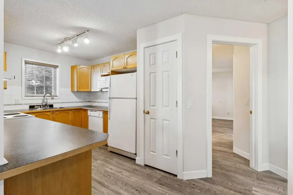 7171 Coach Hill Road SW Calgary AB T3H 3R7