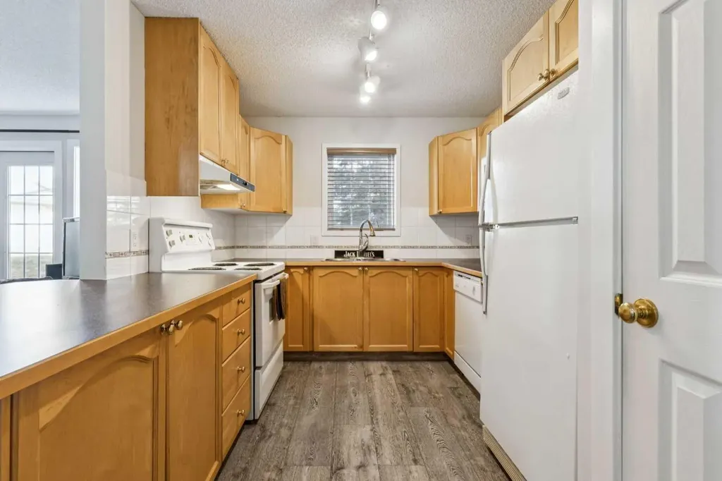 7171 Coach Hill Road SW Calgary AB T3H 3R7