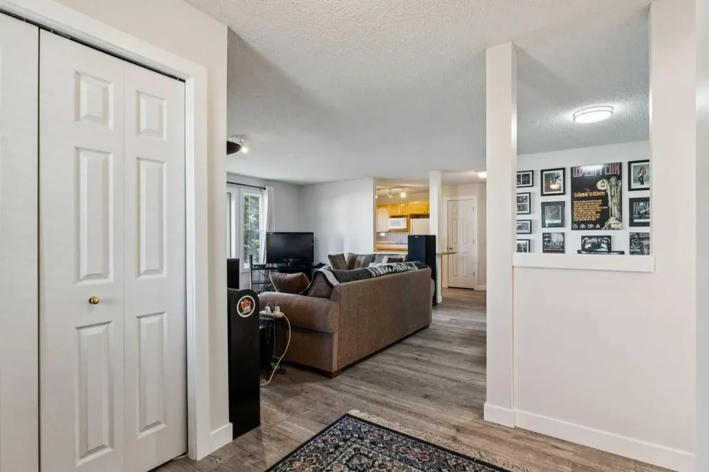 7171 Coach Hill Road SW Calgary AB T3H 3R7
