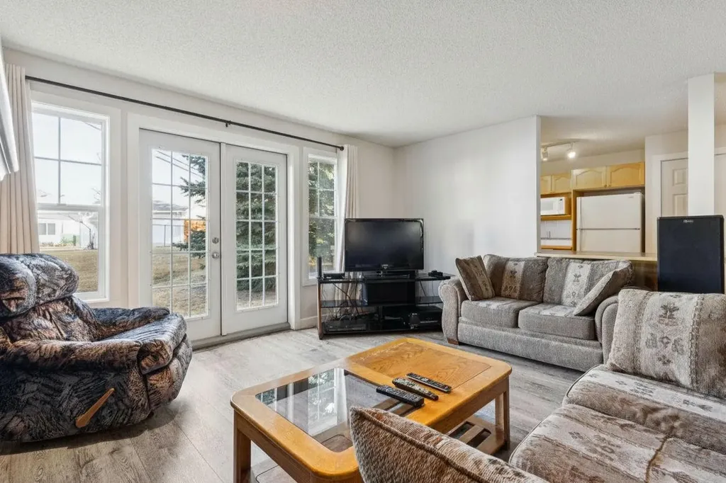 7171 Coach Hill Road SW Calgary AB T3H 3R7