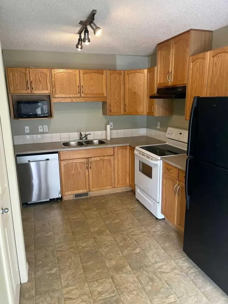 138 Saddlebrook Point NE Calgary AB T3J 0G3