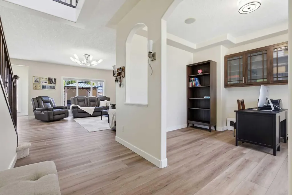18 Royal Crest Way NW Calgary AB T3G 4M8
