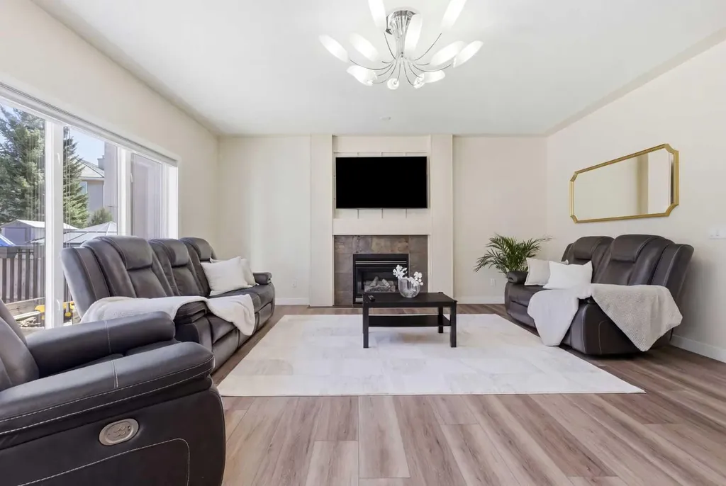 18 Royal Crest Way NW Calgary AB T3G 4M8