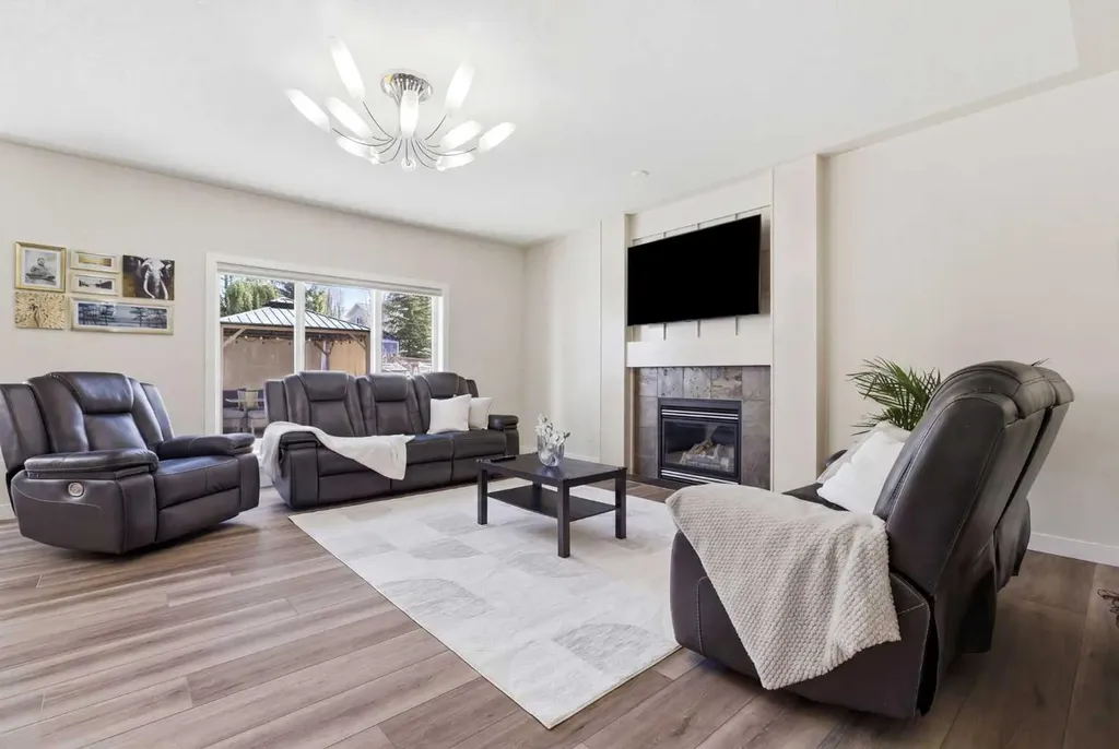 18 Royal Crest Way NW Calgary AB T3G 4M8